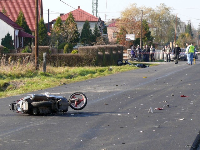 Na pierwszym planie motorowe, którym jechała kobieta.