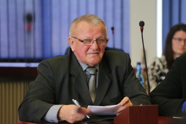 Kazimierz Drogowski uważa, że w Zakładzie Gospodarki Komunalnej powinni pomyśleć o zatrudnieniu dekarza.