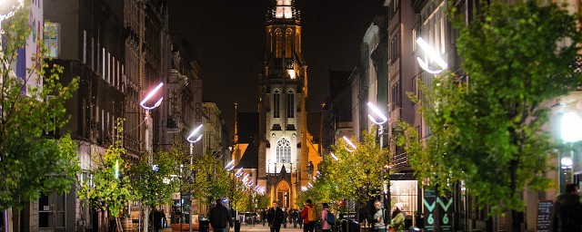 Ulica Mariacka w Katowicach, chyba najpopularniejszy deptak stolicy Górnego Śląska, z uwagi na liczne bary i restauracje przyciąga zwłaszcza po zmroku. Jednak najbardziej charakterystycznym budynkiem wieńczącym to miejsce jest kościół Mariacki, wyeksponowany ciekawym podświetleniem