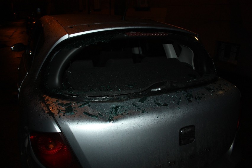 Spadające przedmioty uszkodziły auto, stojące przy ul....