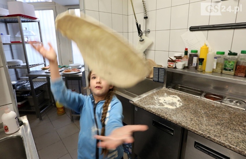 Międzynarodowy Dzień Pizzy: Tak właśnie się ją robi! [WIDEO, ZDJĘCIA]