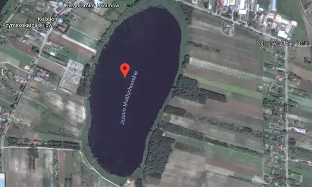 TOP 10 najgłębszych jezior województwa lubelskiego. Czy zastanawiałeś/łaś się, które jezioro ma największą głębinę, a gdzie jest płytko jak niemalże w basenie? W rankingu podajemy maksymalną głębokość jezior wg danych WUS. Zatem, które jezioro jest najgłębsze? Zobacz w galerii foto.MIEJSCE 10 JEZIORO MAŚLUCHOWSKIE, GM. UŚCIMÓWW najgłębszym miejscu jezioro ma 9,4 m. Ale uwaga, to nie jest najpłytszy zbiornik. Daleko poza rankingiem jest jez. Białe Sosnowickie, które ma maksymalną głębokość 2,7 m. Z kolei Zalew Zemborzycki znajdujący się na obrzeżach Lublina ma maks. głębokość ok 4 metrów.