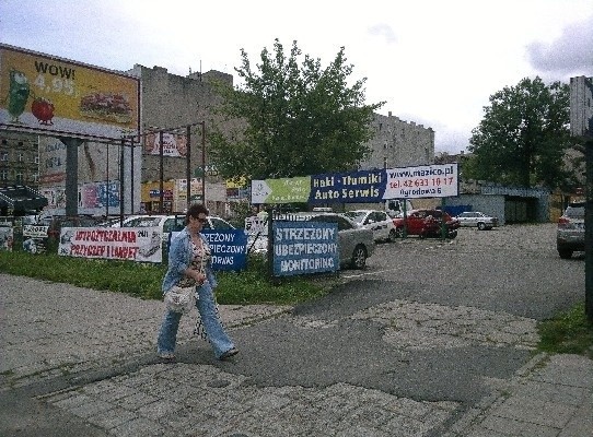 Działka przy ul. Ogrodowej 4/6 tylko w połowie należy do miasta. Czy zamiast znajdującego się tam parkingu powstanie wielopoziomowy, będzie zależeć również od współwłaściciela.