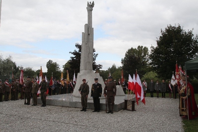 74 lata temu wybuchła wojna. Rocznicę uczczono apelem, salwą i modlitwą [zdjęcia]