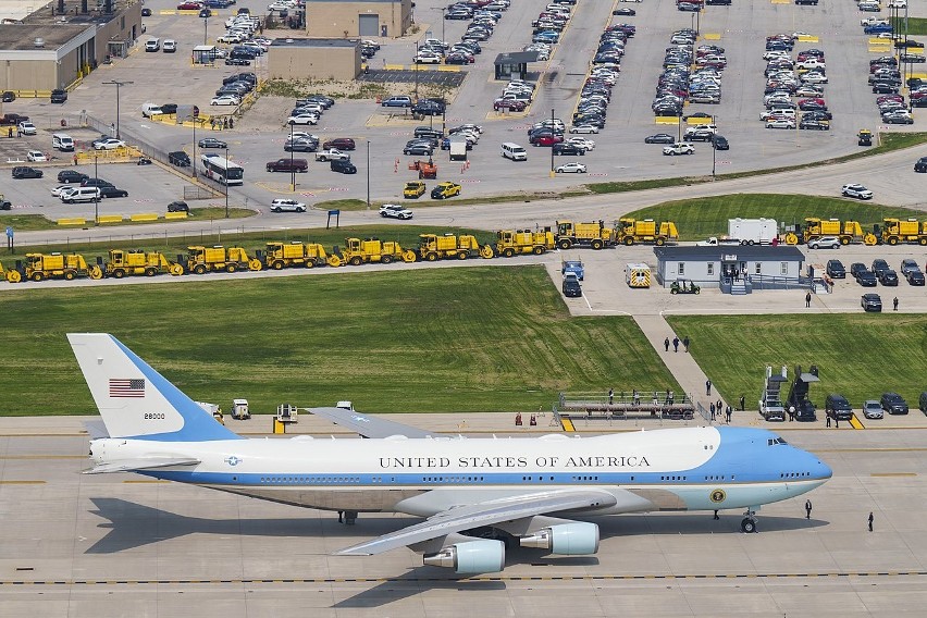 Air Force One jest ogromny. Łączna powierzchnia trzech...