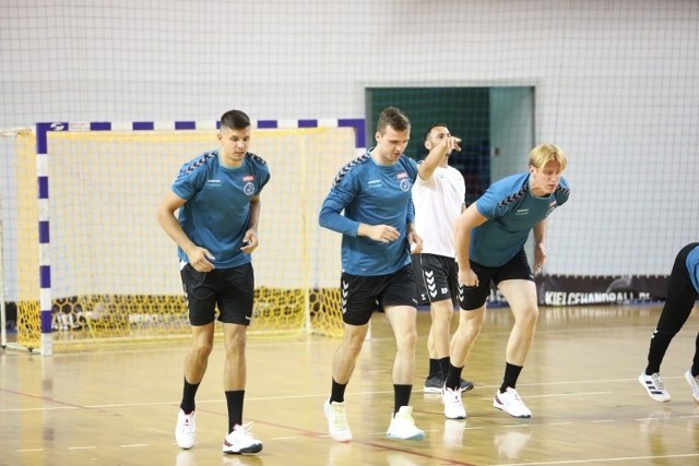 Paweł Paczkowski (drugi z lewej) wrócił do Kielc, ale będzie na razie trenował indywidualnie.