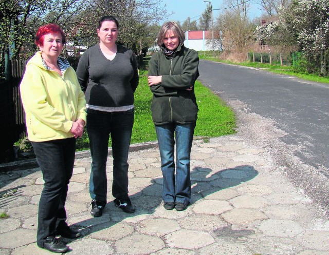 Mieszkanki oświęcimskiej dzielnicy Monowice: Jadwiga Barcik, Aleksandra Knapik i Małgorzata Matonóg mówią, że smród pojawia się przeważnie  nad ranem i przenika do domów  mimo zamkniętych okien