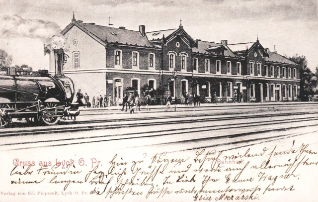 Tak ponad 100 lat temu wjeżdżały na stację w Ełku parowozy i pierwsze pociągi. Stareńkie ciuchcie niszczeją, jeszcze trochę i zostaną z nich zardzewiałe szkielety.