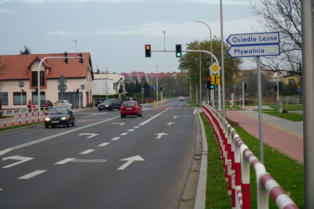 Przebudowano skrzyżowanie Poznańskiej i Piaskowej w Koziegłowach, zamontowano tutaj również sygnalizację świetlną. Przebudowano skrzyżowanie Poznańskiej i Piaskowej, zamontowano tutaj również sygnalizację świetlną