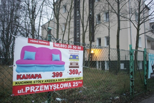 Nielegalne reklamy sklepu z Wildy zalewają miasto