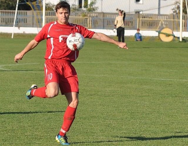 Bartosz Kowalczyk miał okazję na gola dla OKS-u, ale jego strzał obronił bramkarz Skalnika.