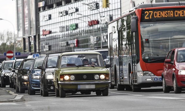 Po zmianie przepisów właściciele starszych pojazdów będą musieli omijać centra miast.