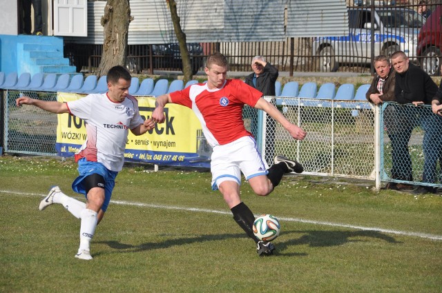 Szydłowianka wygrała ostatni mecz z Orłem w kwietniu 2015 roku (3:0). Przy piłce w tym meczu Błażej Miller (z prawej).