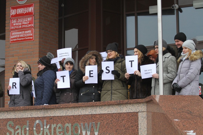 Pracownicy tarnobrzeskich sądów protestują. - Już mamy dosyć pracy za grosze - mówią (zdjęcia)