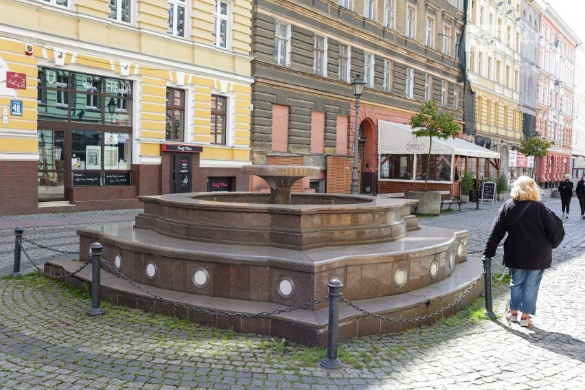 Niedziałająca fontanna na deptaku Bogusława