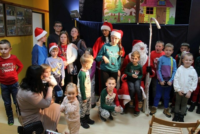 Po przedstawieniu w Michniowie z wizytą u dzieci zjawili się Mikołaj i Śnieżynka.