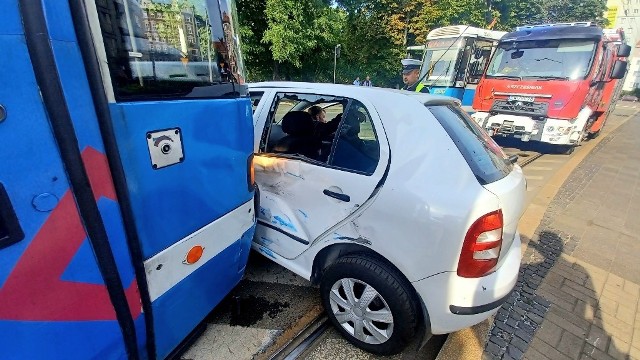 Wypadek na Nadodrzu. Zderzenie skody z tramwajem