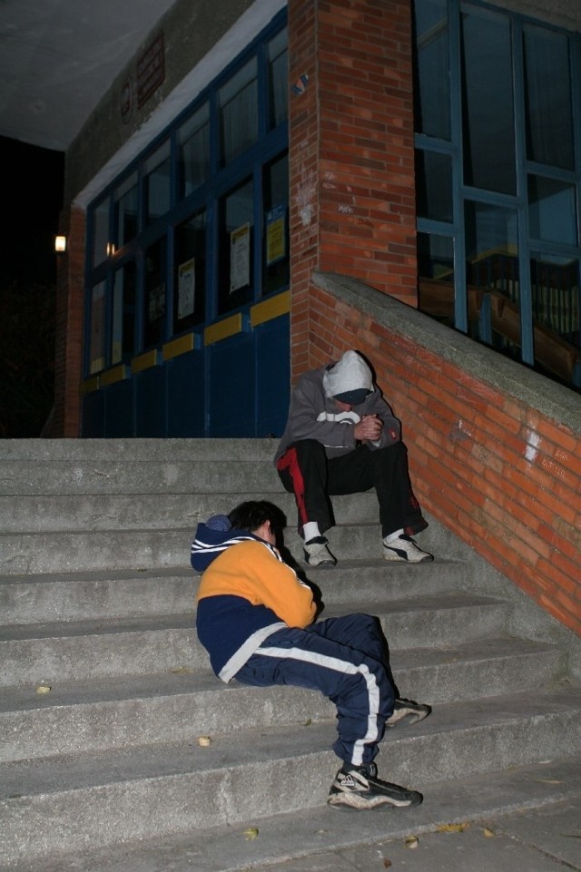 To zdjęcie zrobiliśmy prawie dwa tygodnie temu, około godz. 20. przed jedną ze szkół. Chłopak w kurtce powiedział, że  ma 15 lat. Był tak pijany, że nie mógł ustać na nogach.