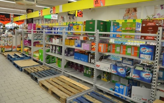 Tak wyglądają półki z wodą w supermarkecie w Oleśnie. Nie ma ani jednej butelki, wszystko wykupiono.