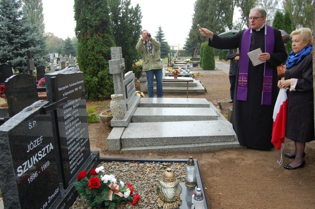 Tablice poświęcił ks. Krzysztof Wiśniewski, proboszcz parafii w Sadkach