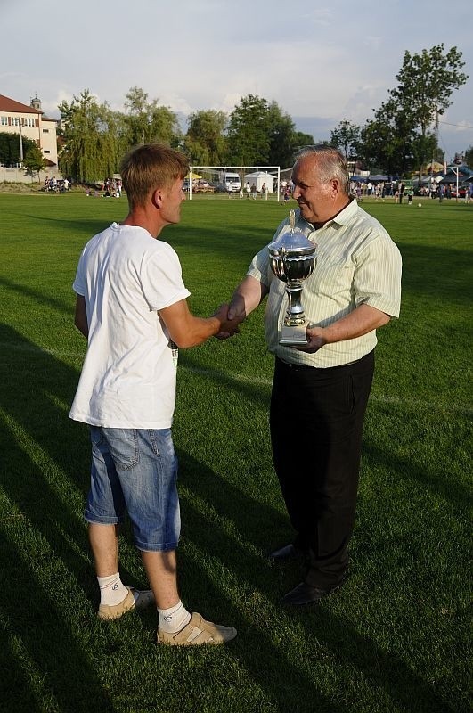Puchar Dziecka, trofeum turnieju piłkarskiego, odbiera przedstawiciel drużyny FC Dachy.