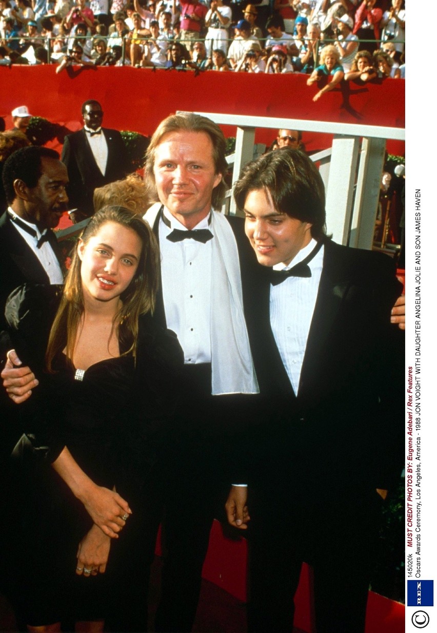 13-letnia Angelina Jolie z bratem Jamesem Havenem i ojcem...