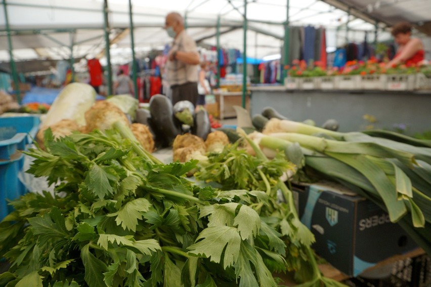 Ile kosztują warzywa i owoce na targu w Lublinie? Zobaczcie
