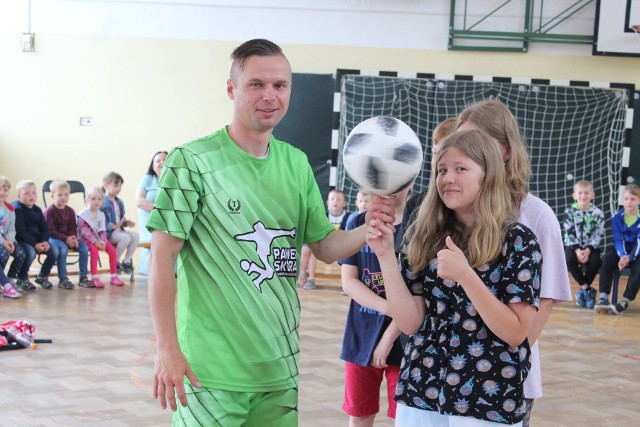 Trików piłkarskim z mistrzem świata mogli spróbować uczniowie i nauczyciele. Więcej na kolejnych  zdjęciach.