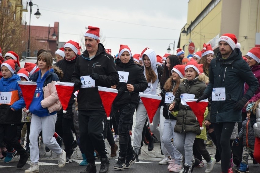 Około 800 biegaczy przywitało Świętego Mikołaja podczas 4....