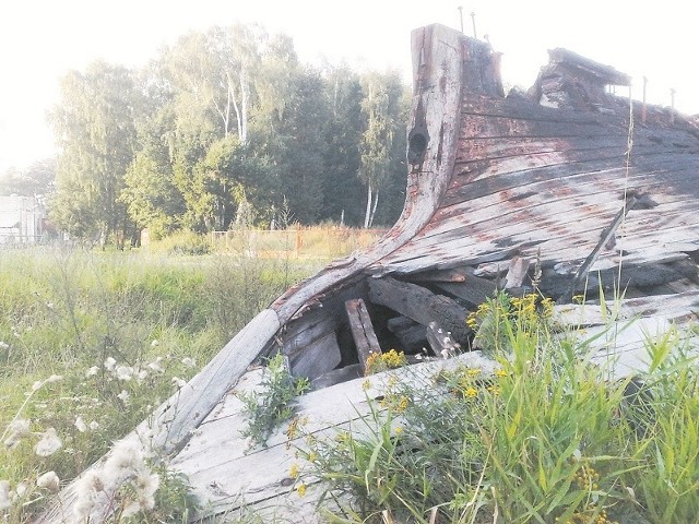 Wygląda to tak, jakby ktoś wyrzucił stary, drewniany kuter na śmietnik. Drewniana jednostka niszczeje koło usteckiej oczyszczalni ścieków. A mogłaby być oryginalną atrakcją turystyczną.