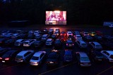 Filmy na dużym ekranie bez wychodzenia z... auta. W kinie samochodowym Rozrywka od horroru po musical