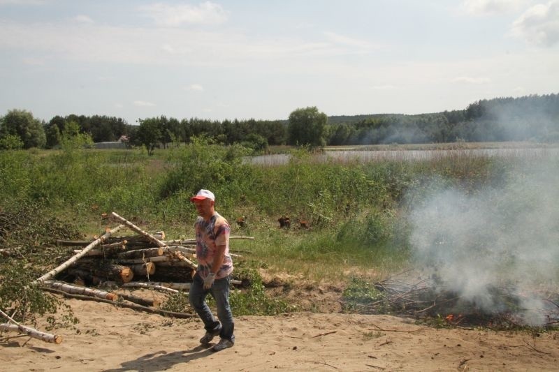 Porządkowanie terenu nad zalewem w Bolminie