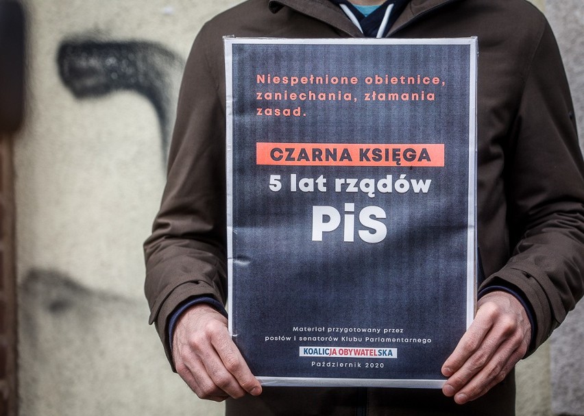 "Czarna księga - pięć lat rządów PiS". Tabele, wykresy, analizy. Opozycja podsumowuje pół dekady Zjednoczonej Prawicy u władzy