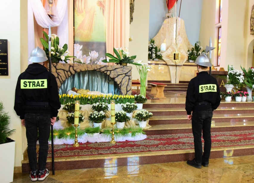 Tarnobrzeg. Strażacy OSP pełnią wartę przy Grobie Pańskim w parafii Chrystusa Króla Dobrego Pasterza w Mokrzyszowie. Zobaczcie zdjęcia