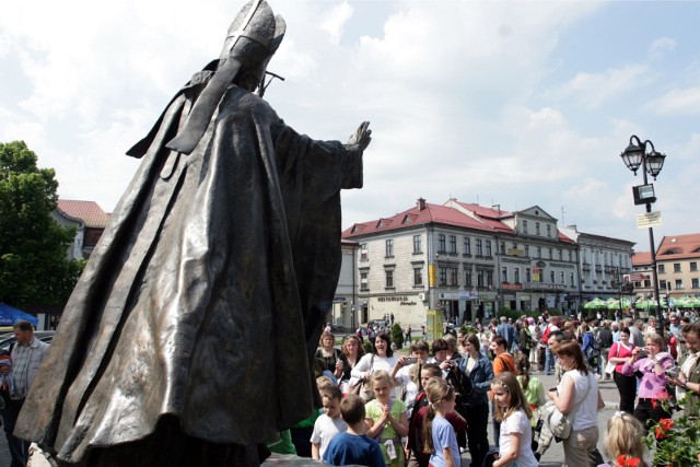 Pomnik Jana Pawła II w Wadowicach. Zdjęcie z 2008 roku