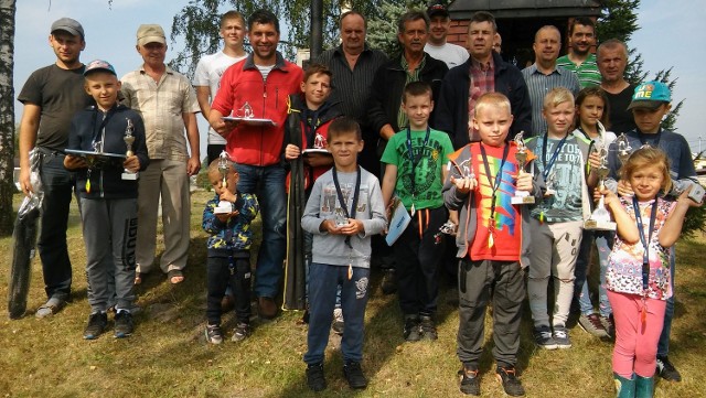 Uczestnicy sobotnich zawodów wędkarskich w Krasocinie z opiekunami i organizatorami.