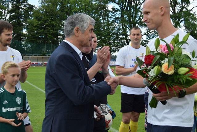 Janusz Leszko otrzymuje kwiaty od Jarka Fojuta