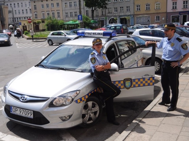 Teraz ekopatrole (m.in. starszy sierżant Alicja Kryczka i młodszy sierżant Robert Rogowski) wyposażone w nowy samochód będą sprawdzać stan naszych kąpielisk.