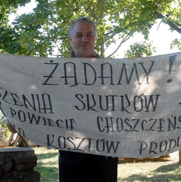 Wczoraj Bogdan Buchajczyk przed wyjazdem na pole pokazał nam transparenty szykowane na wiec
