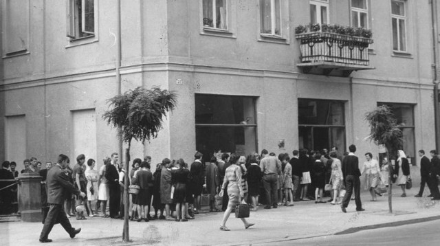 Przed przewrotem kolejki ustawiały się we wrześniu po podręczniki szkolne przed księgarnią przy ulicy Sienkiewicza.