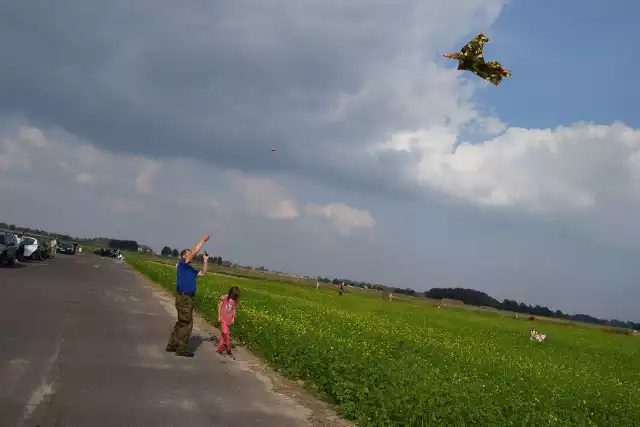 Nieczynne lotnisko wojskowe w Wilczych Laskach koło Szczecinka znowu gościło miłośników awiacji. Wietrzna pogoda sprzyjała zabawie z latawcami na lotnisku w Wilczych Laskach, na którym piknik lotniczy zorganizowali miłośnicy latania. Oprócz zawodów latawcowych były pokazy modeli latających. Przylecieli także piloci ultralekkich samolotów i maszyn akrobacyjnych. Z bliska można było obejrzeć latający sprzęt gaśniczy naszych leśników - słynnego dromadera i helikopter. 