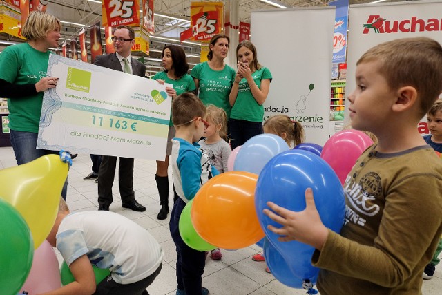 Wręczenie czeków połączono z odbywającym się co roku w Auchan Dniem Wolontariatu