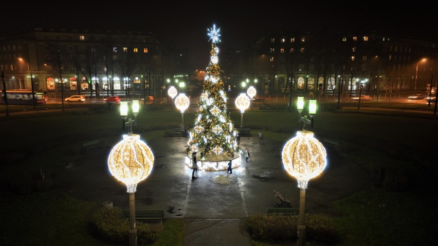 Na placu Centralnym w Nowej Hucie czuć już święta. Świetlne iluminacje przyciągają mieszkańców 