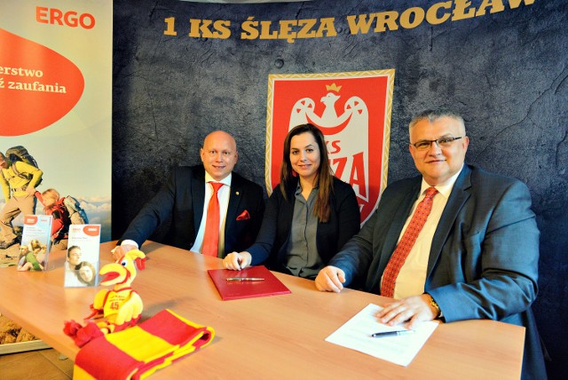 Od lewej: Gregor Wagner (manager Ergo Pro), Katarzyna Ziobro-Franczak (prezes zarządu Ślęzy Wrocław) oraz Peter Grudniak (prezes zarządu Ergo Pro).