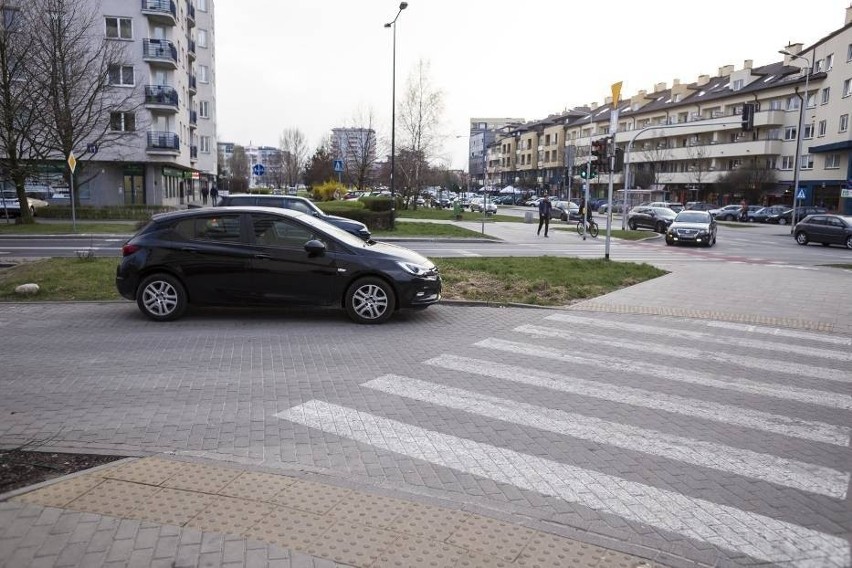 Zanim kierowca zaparkuje powinien zasygnalizować zamiar...