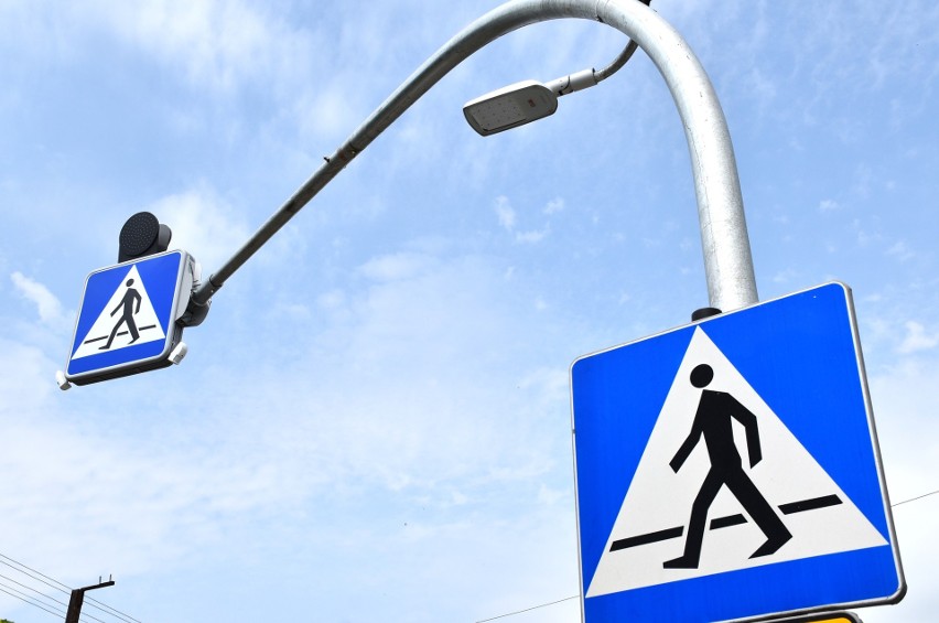 W powiecie zgierskim zainstalowano aktywne znaki przy przejściach dla pieszych oraz pulsacyjne znaki stop ZDJĘCIA