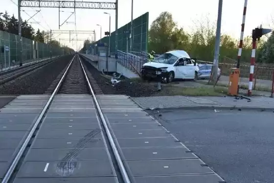 Tragicznie mógł się zakończyć wczorajszy wjazd 29-letniego mężczyzny na przejazd kolejowy w Radziwiłłowie. Kierujący wjechał na przejazd kolejowy pomimo opuszczonych zapór i czerwonego światła. Jego auto trafiło wprost pod nadjeżdżający pociąg.Fot. Policja