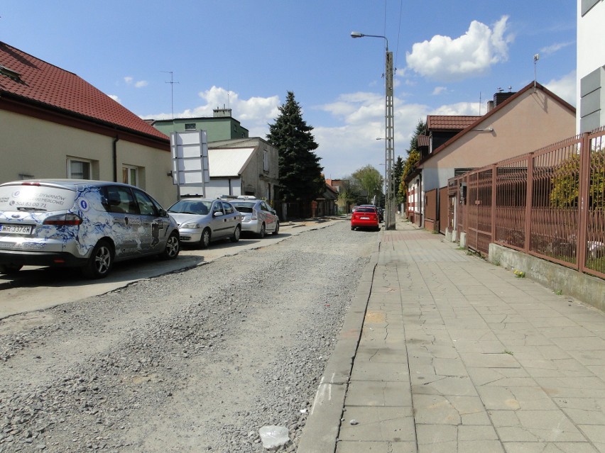 Na Glinicach w Radomiu, w tym na ulicy Kośnej, trwa modernizacja sieci kanalizacyjnej. Zobacz zdjęcia!