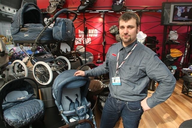 Rafał Seratowicz z firmy Tako prezentuje wózek obszyty tkaniną znanej projektantki Ewy Minge.