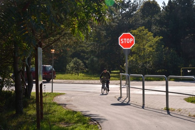 Znak stopu nakazuje rowerzystom zatrzymać się przed przejazdem przez ulicę Husarską, mimo że zgodnie ze znakami poziomymi mają oni w tym miejscu pierwszeństwo.
